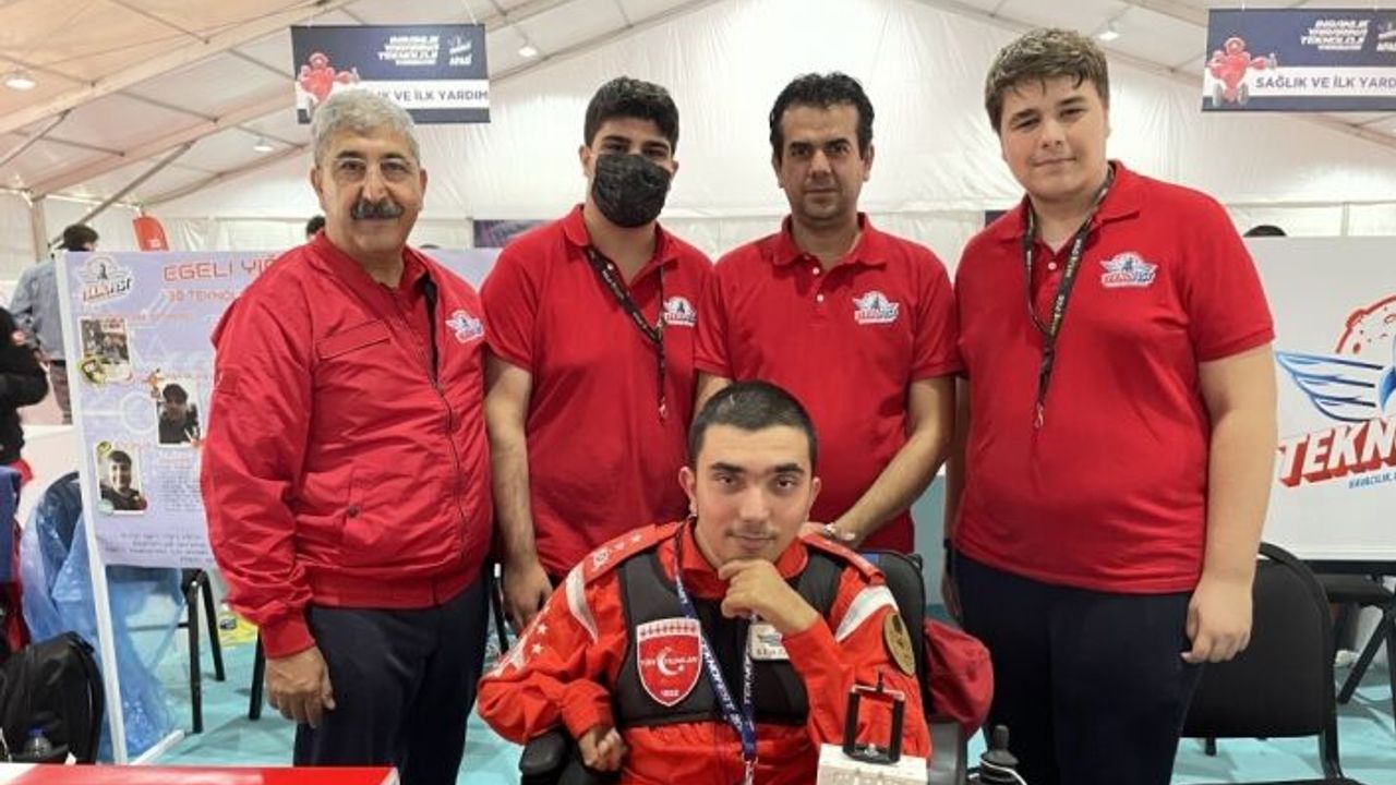 Engelli arkadaşlarını hayata bağlayan aparat geliştirdi