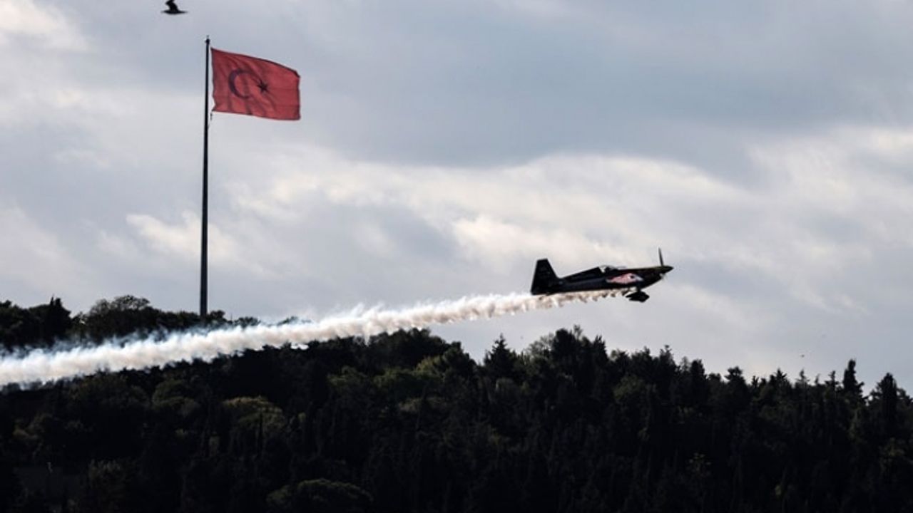 İtalyan pilotu Dario Costa, rekorunu Boğazı şovuyla kutladı