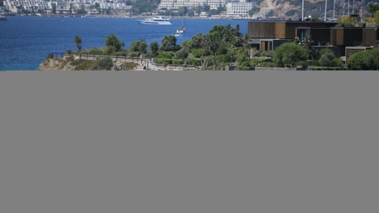 Milyon dolarlık mega yatlar Bodrum açıklarına demir attı