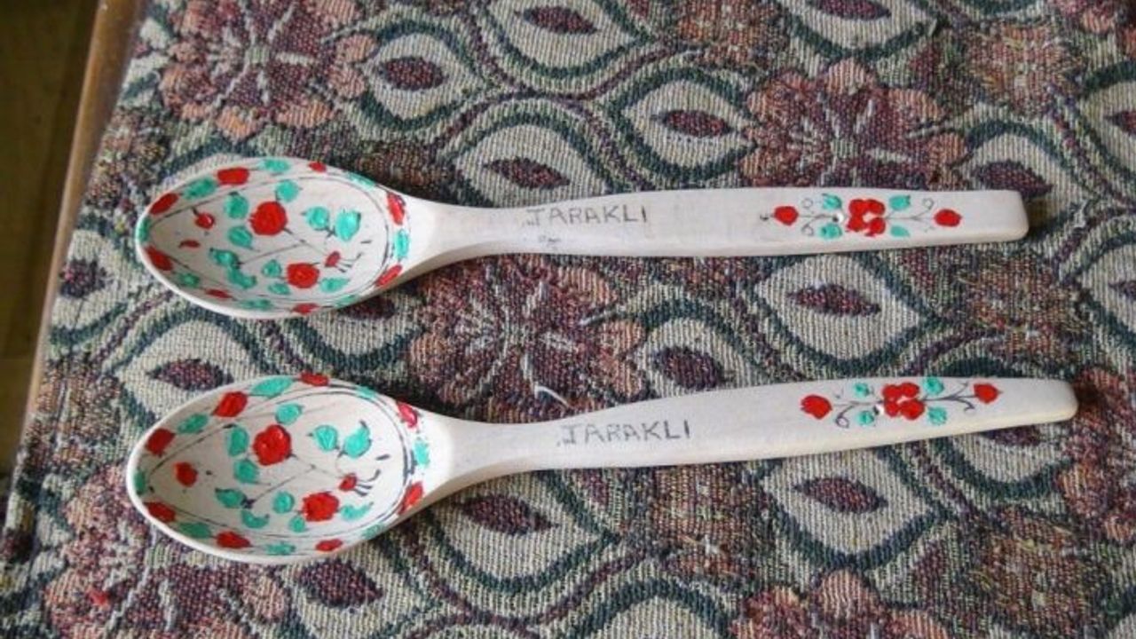 Rengarenk desenlerle süslediği tahta kaşıkları üretiyor