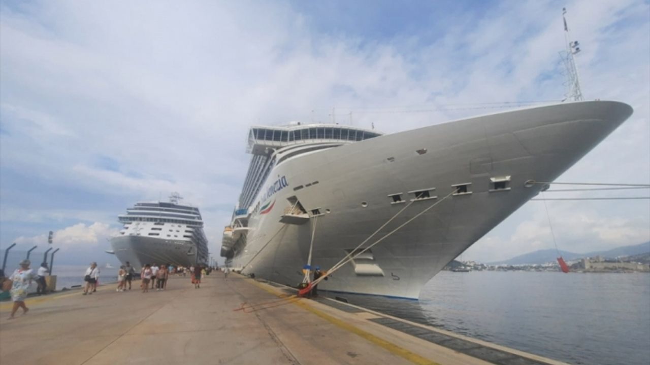 Bodrum'a iki kruvaziyerle 2 bin 217 yolcu geldi