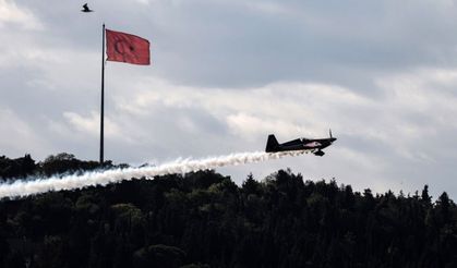 İtalyan pilotu Dario Costa, rekorunu Boğazı şovuyla kutladı