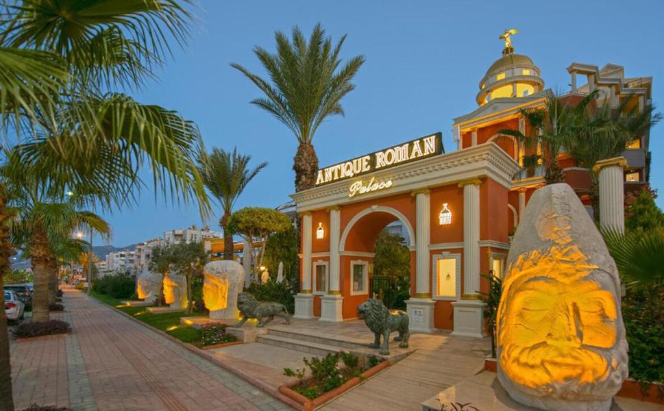 Alanya'daki otel "Antik Roma" konseptiyle müze atmosferinde servis veriyor