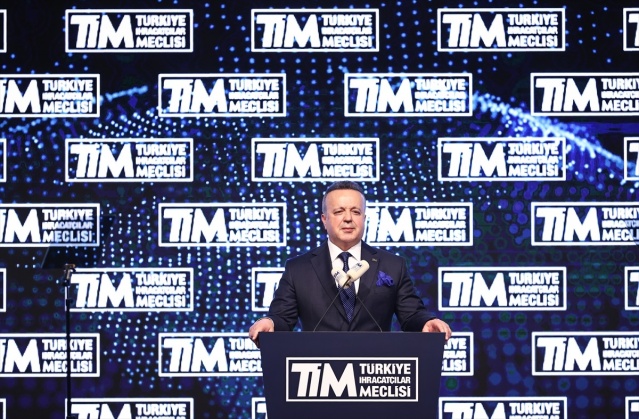 İSMAİL GÜLLE: ALTIN ANAHTAR KADINLARIMIZIN ELİNDİ
Türkiye İhracatçılar Meclisi (TİM) Başkanı İsmail Gülle, “Türkiye’yi daha güçlü ve müreffeh yarınlara taşımanın, Türkiye’yi ‘Dış Ticaret Fazlası Veren’ bir ekonomiye ulaştırmanın, Türkiye’yi ilk 10 ekonomi arasına sokmanın altın anahtarı kadınlarımızın elindedir.” dedi.
Gülle, Türkiye İhracatçılar Meclisi&#039;nce (TİM) düzenlenen İhracatın Güçlü Kadınları Ödül Töreni’nde yaptığı konuşmada, dünyanın önde gelen ülkelerinden çok önce, 1934&#039;de seçme ve seçilme hakkını elde eden kadınların, geçmişte olduğu gibi bugün de Türkiye’nin birlik ve beraberliğinin, milli egemenliğinin, parlak geleceğinin lokomotif gücü ve teminatı olarak üretim ve ihracatta çok önemli başarılara imza attığını belirtti.